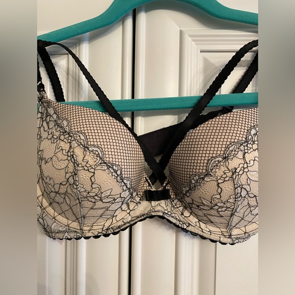 Gently Used Victoria’s Secret Size 34D Cage Style bra - Picture 3 of 6